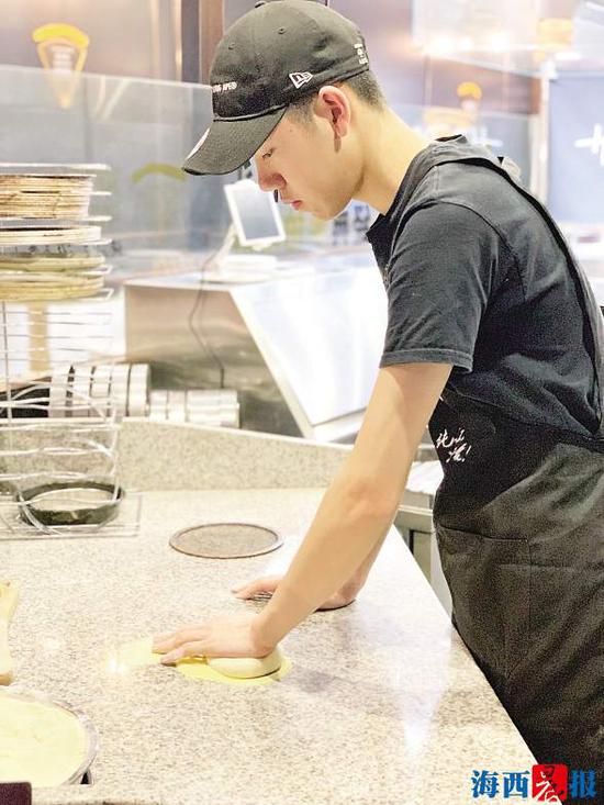 陈伯兆在制作披萨。采访对象供图
