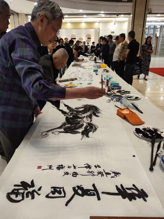 《华夏同福》960米书画长卷创作笔会暨公益捐赠在福州举行