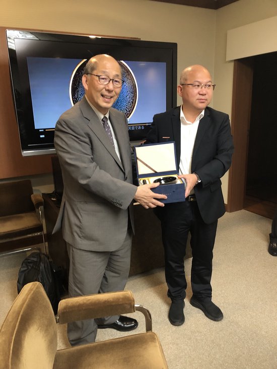 南平市建阳区委书记谢启龙亲手把刘子龙捐赠的曜变天目交给大阪市东洋陶瓷美术馆馆长守屋雅史博士