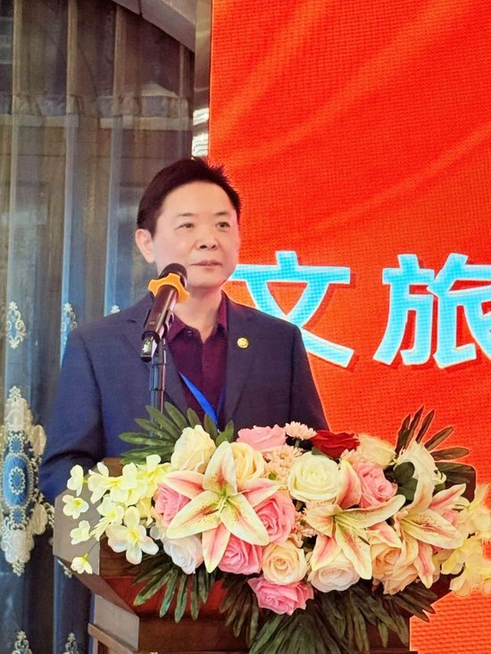 省旅游协会常务副会长苏永青宣读文旅传媒分会领导班子成员名单