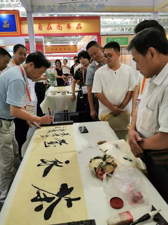 △海峡两岸茶业交流协会原执行会长杨祖基现场题字