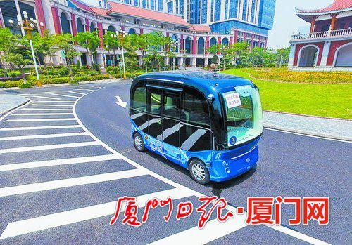 金龙·阿波龙正在软件园三期封闭路段进行道路测试。