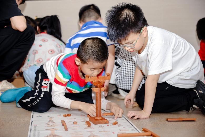 5月27日,科普达人@杨爸图说 在福建土楼自然博物馆授课,鼓励孩子们亲自动手体验斗拱搭建
