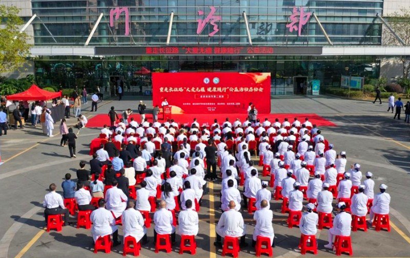 图为3月29日重走长征路“大爱无疆 健康随行”公益活动在福建省龙岩市启动。