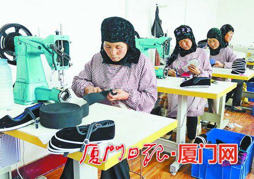 在思明区援建的黄泥湾村扶贫车间里,女工们正在制作布鞋。