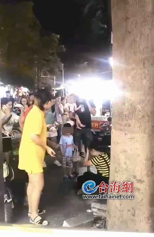 事发现场视频:林女士坐地上捂住头