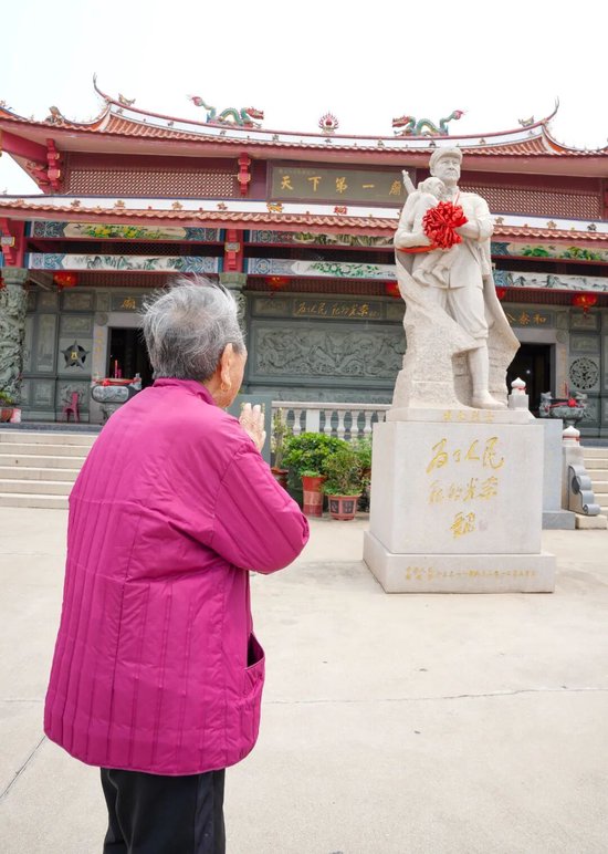 曾恨阿婆在解放军战士石雕像前祭拜。东南网记者 杜志鑫 摄