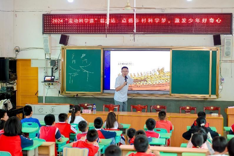 5月27日,科普达人@杨爸图说 为龙岩市永定区古竹中心小学学生介绍古建筑中的屋脊神兽
