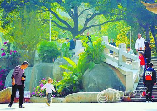 12月27日，天气晴好，市民走出家门享受阳光。