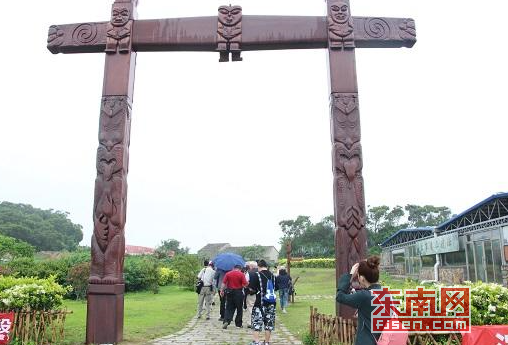 采访团一行参观龟山遗址(东南网记者 卢金福 摄)