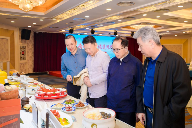 市民观看美食节菜品