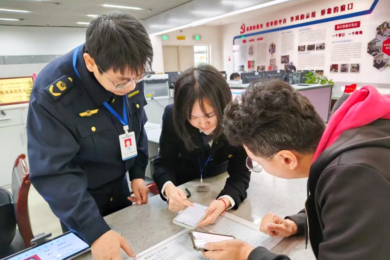 　　“福建市事通”全流程服务优化营商环境，让企业发展如虎添翼。图为龙岩市市场监管局人员依托“福建市事通”提供精准合规指引，全方位保障企业生产经营合法合规。