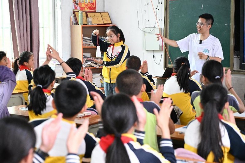 5月23日,景德镇市第十三中学一级物理教师、科普达人夏振东指导平潭北厝镇中心小学学生做“平衡术”实验