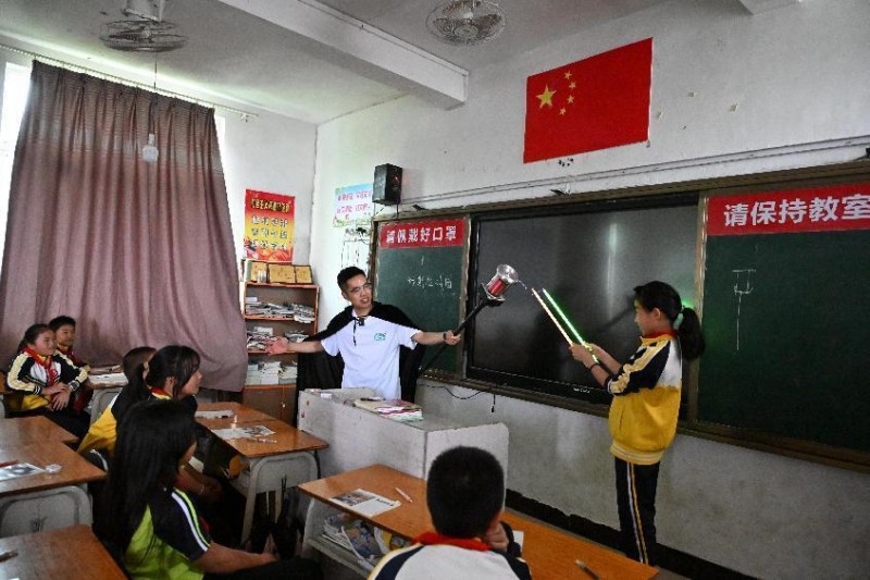 5月23日,景德镇市第十三中学一级物理教师、科普达人夏振东化身“魔法老师”,给平潭北厝镇中心小学学生展示“召唤雷电的法杖”实验