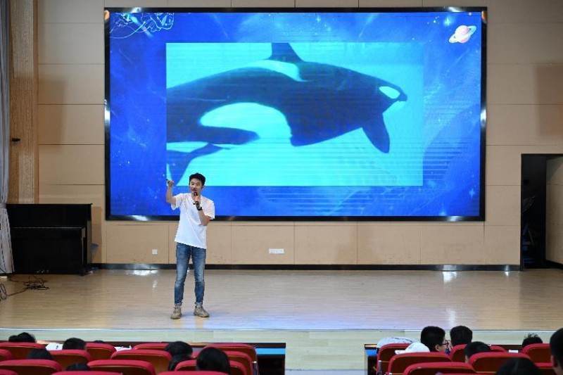 5月22日,科普达人@嗑叔磕动物 为平潭敖东镇中心小学学生科普海洋中的“嘤嘤怪”——虎鲸