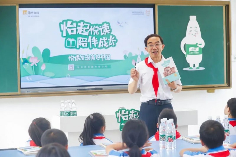 鲁冰先生为孩子们带来生动的阅读分享课——《鲁冰花开——童年的阅读与写作》