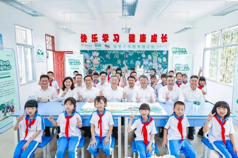 华润集团领导与林畲中心小学小朋友合影