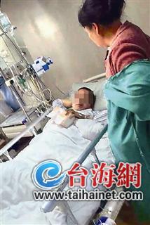 ▲邹大妈守候在丈夫邹华安的病床前
