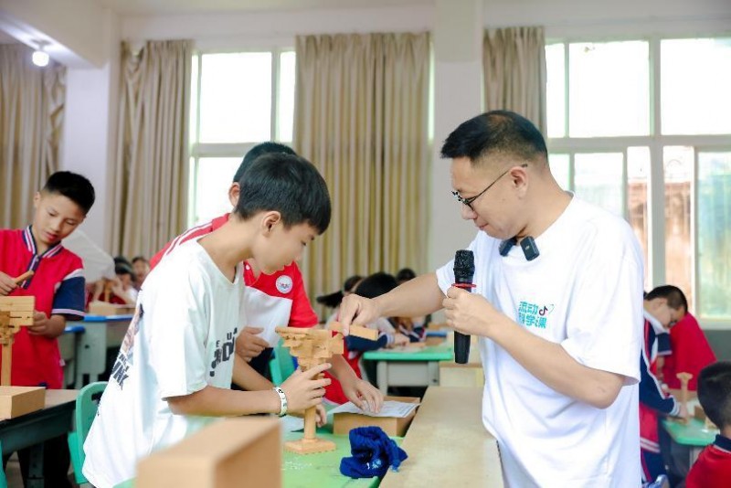 5月27日,科普达人@杨爸图说 为龙岩市永定区古竹中心小学学生讲解古建筑知识并指导学生搭建斗拱