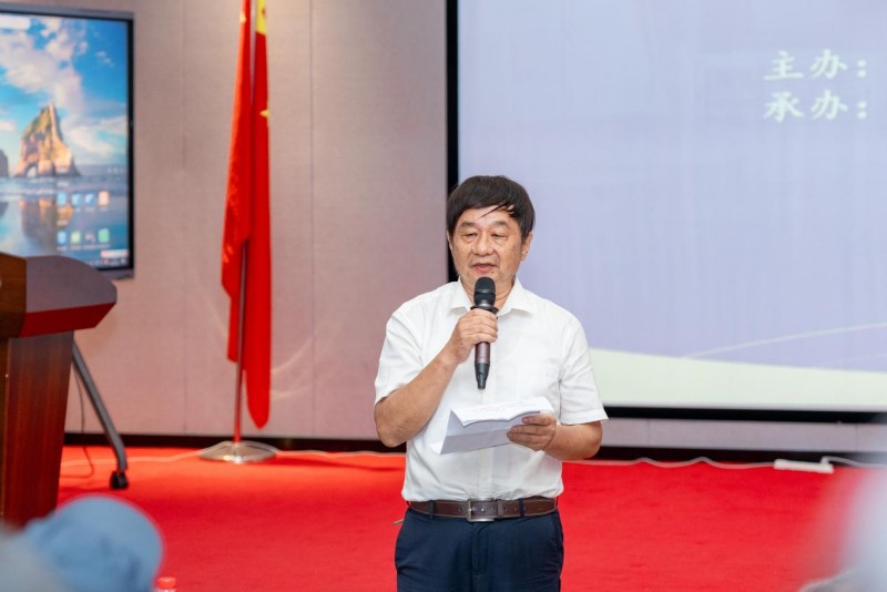 陈学斌会长主持会议