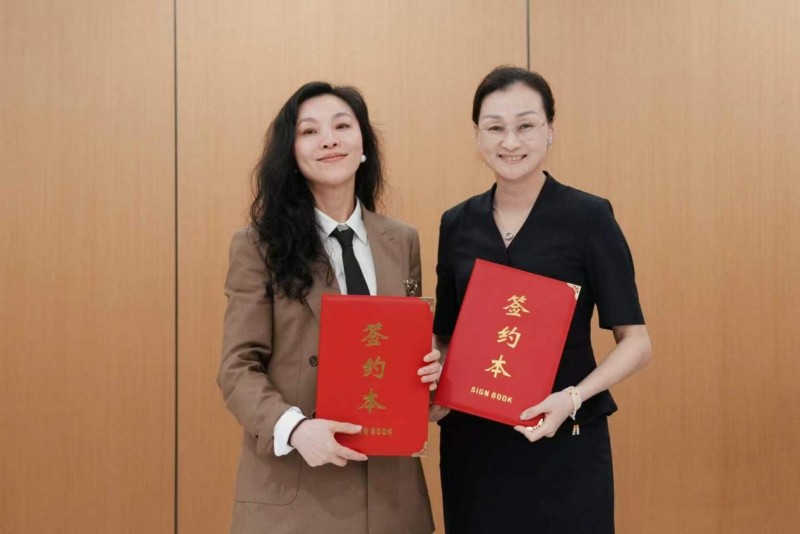 左：国际微创医生联盟全球运营与战略发展负责人代秀芳女士
右：泉州颐和医院管理中心执行长庄丽红女士