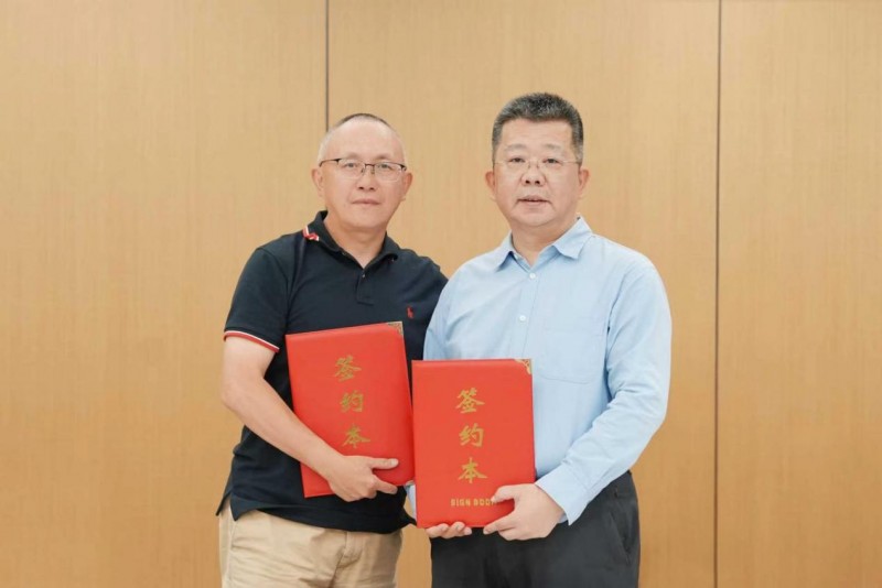 左：国际微创医生联盟与国际妇科内镜学会中国项目负责人宋建明教授
右：泉州颐和医院联合创始人骆钢先生