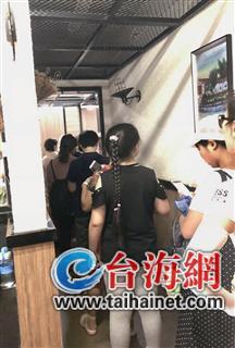 ▲曾厝垵一公厕,女厕门前排起长队