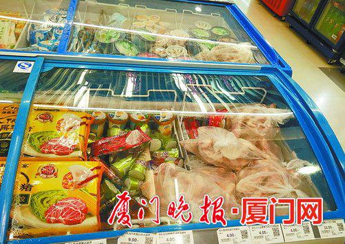 ■几大袋塑料袋简单包装的生肉物品和冰淇淋一起放在冰柜里。