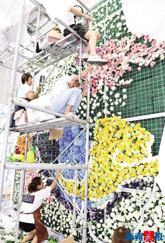 主宾省云南馆用15000朵鲜花搭建“花墙”。