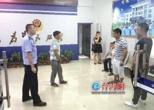  吴老汉(左二)与亲人相聚