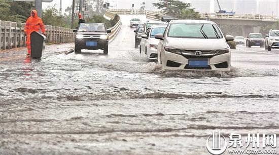江滨路上汽车涉水而过