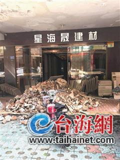▲一些商户的门口被人堆满了渣土