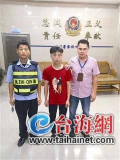 ▲诈死的李某(中)