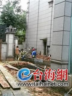 ▲小区的部分绿化带已被破坏,上面搭上了钢筋架子