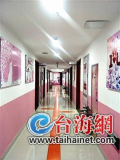 ▲婚姻登记处的走廊布置得温馨又浪漫