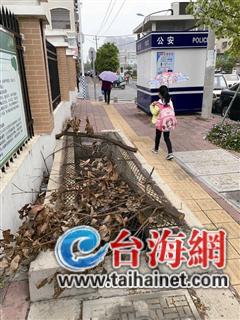 ▲这么大的坑如此处理,安全隐患不小