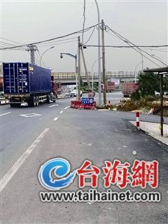 ▲四根电杆占了一个车道