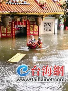 ▲消防救援人员将老人背离进水的庙宇