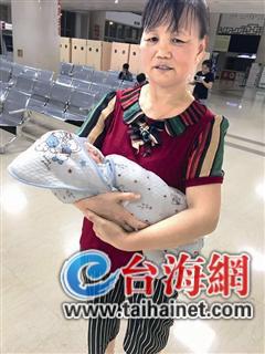 ▲叶秀华与民警一起带男婴到医院保育检查