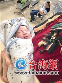 ▲经检查,被遗弃的男婴很健康