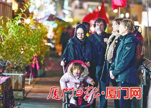 ▲游览沙坡尾,先穿厚外衣。(本报记者 林铭鸿 摄)