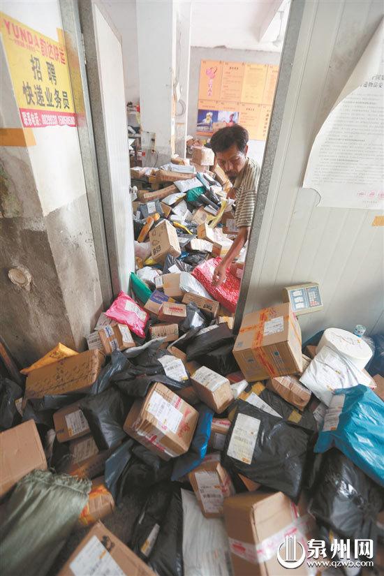 快递滞留,堆成小山。