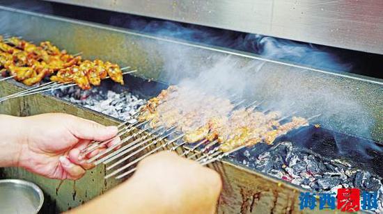 小龙虾、烧烤、沙茶面是厦门人深夜外卖的热门选择。(资料图)
