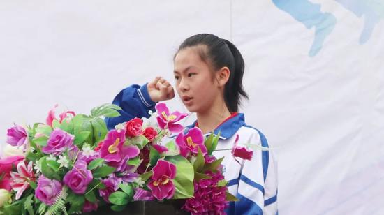 郑玉丽同学宣誓