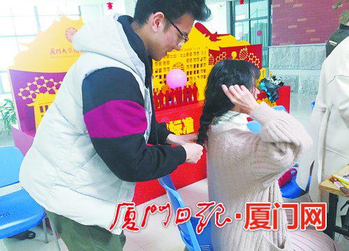 厦门大学翔安校区,一名男生为女生编麻花辫。(厦大药学院研究生会 供图)