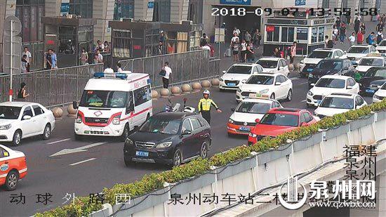 交警进行交通疏导,让救护车顺利驶出。