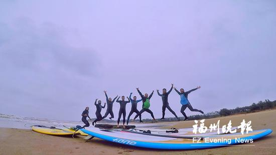 8名冲浪好手开心跃起,合影留念。