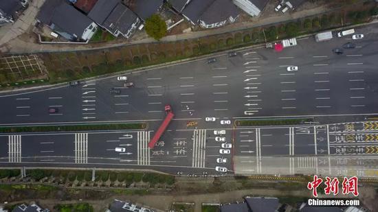 资料图:航拍1月23日的武汉市洪山区武鄂高速公路(龚家岭收费站)。中新社记者 郑子颜 摄