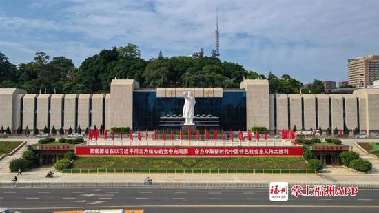坚定不移沿着习近平总书记指引的方向前进