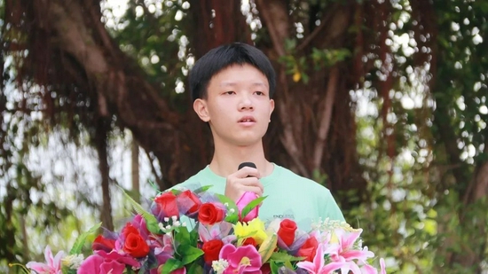 　　高中部优秀毕业生代表王煦升同学发言